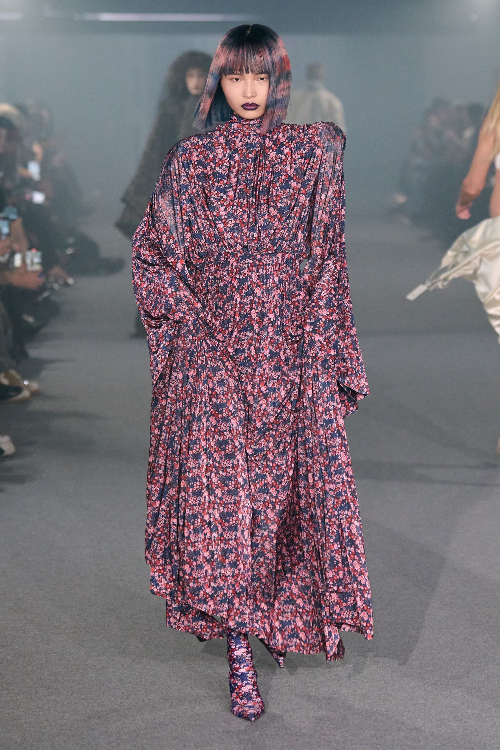 Tendencia de vestidos con hombreras para primaveraverano 2025 por Vetements