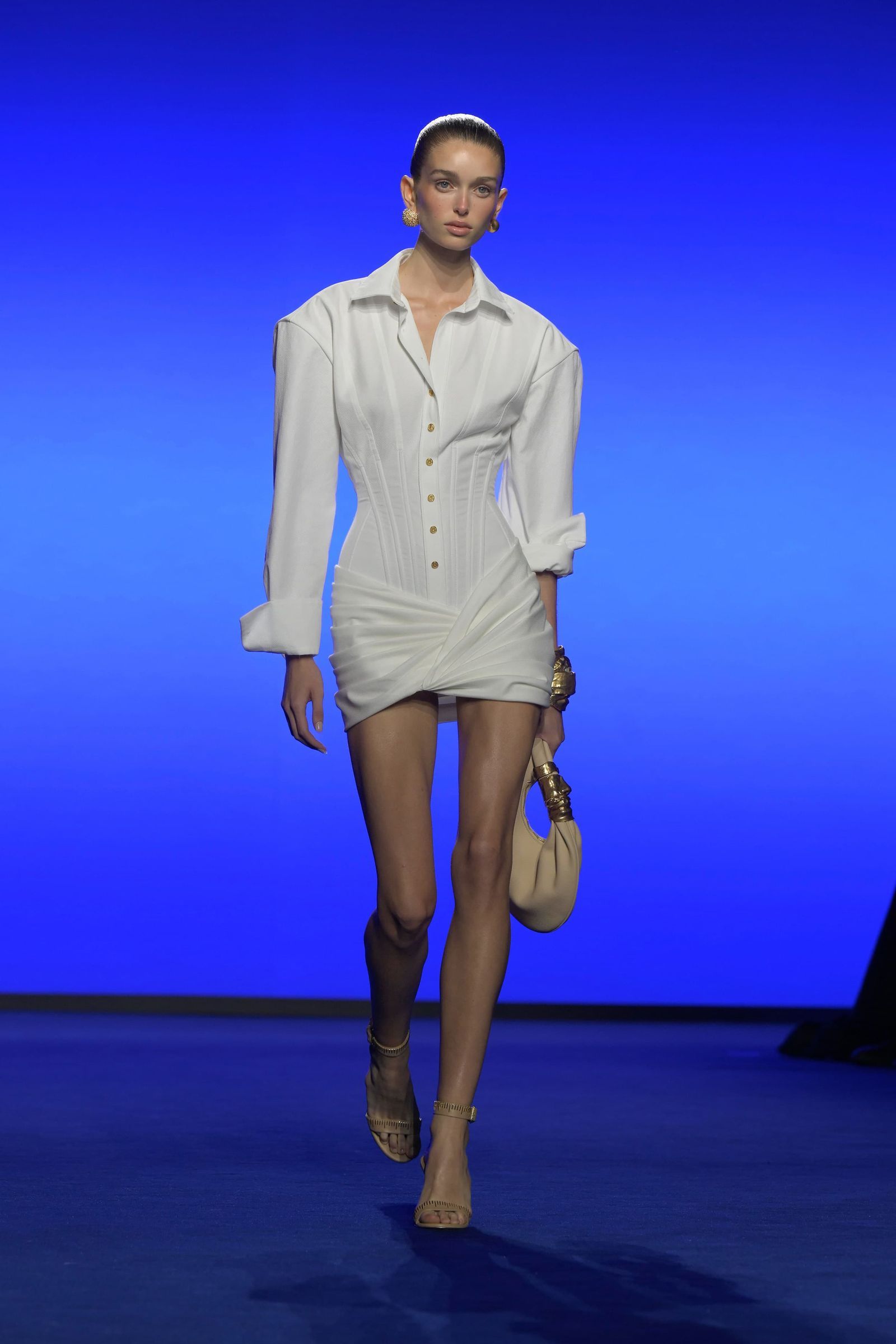 Tendencia de vestidos con hombreras para primaveraverano 2025 por Schiaparelli