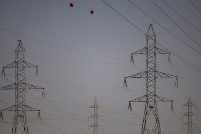 Tendido eléctrico a las afueras de Sevilla, el 3 de diciembre.