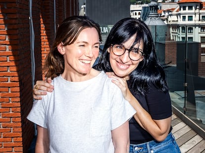 Alauda Ruiz de Azúa (de negro), directora, y Nagore Aranburu, actriz protagonista de la serie 'Querer', en Movistar plus, en Azkuna Zentroa, en Bilbao.