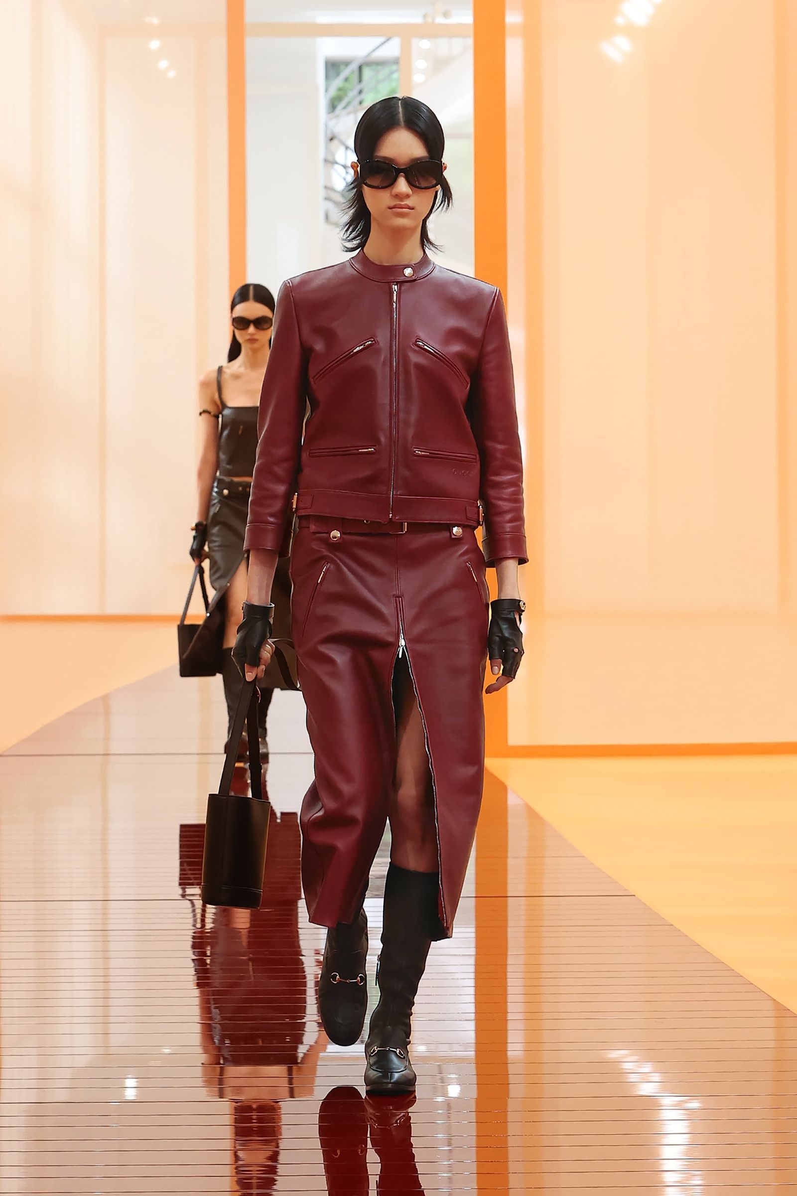 Tendencia de faldas de cuero para primaveraverano 2025 por Gucci