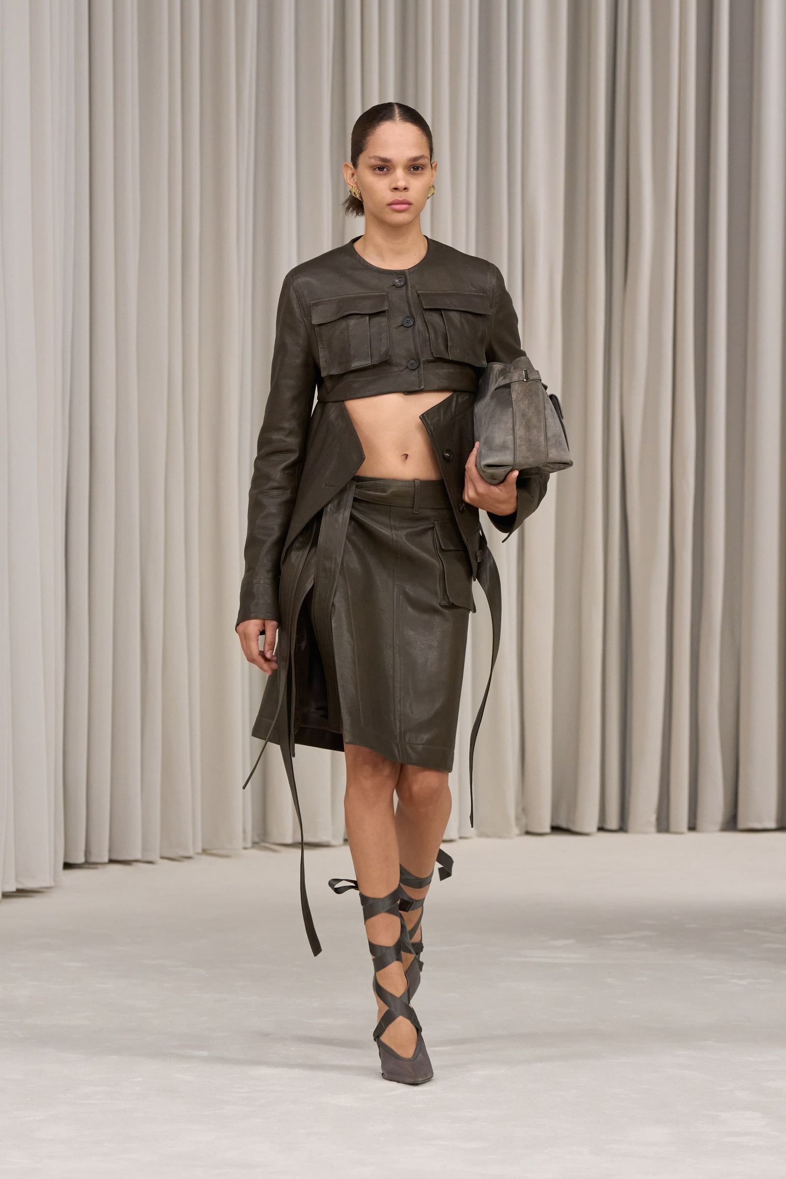 Tendencia de faldas de cuero para primaveraverano 2025 por Ferragamo