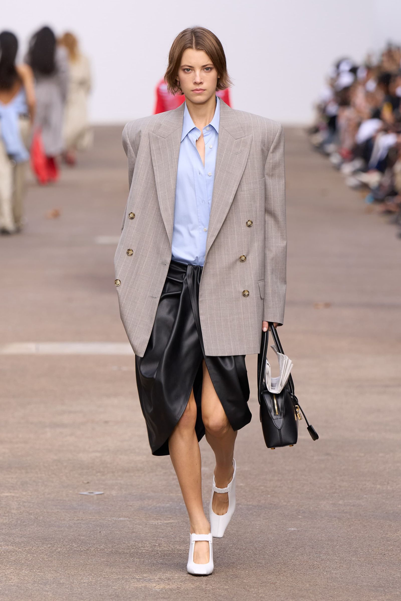 Tendencia de faldas de cuero para primaveraverano 2025 por Stella McCartney