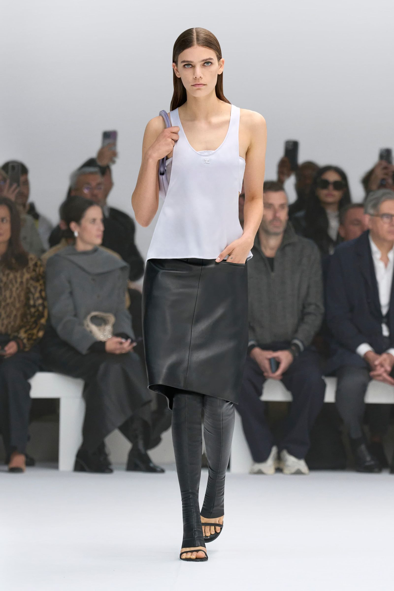 Tendencia de faldas de cuero para primaveraverano 2025 por Courrèges