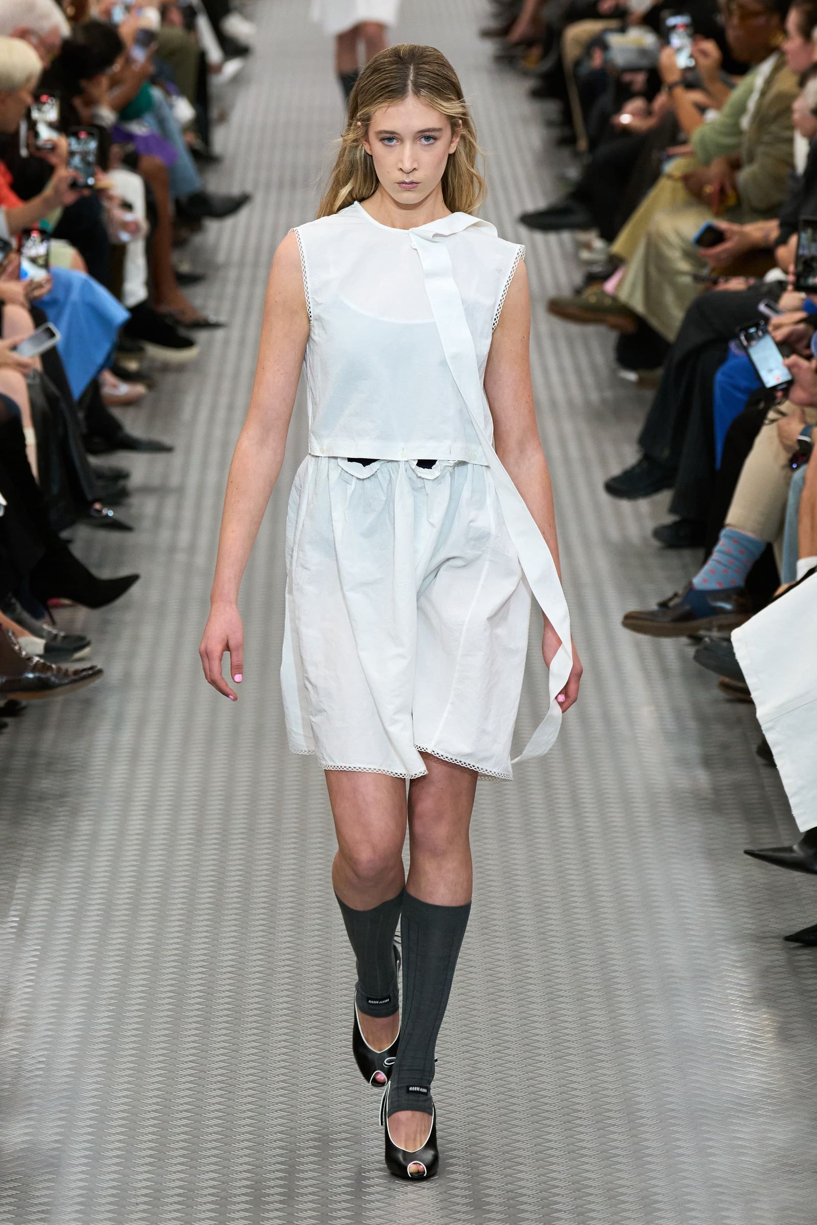 Tendencia de faldas blancas y transparentes para primaveraverano 2025 por  Miu Miu