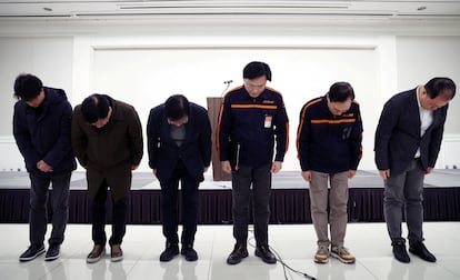 El consejero delegado de Jeju Air, Kim E-bae (cuarto desde la izquierda), y varios funcionarios, este domingo tras la rueda de prensa en Seúl.