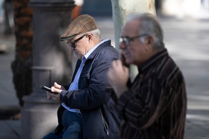 Pensionistas en una calle de Sevilla, el 23 de octubre de 2024. 