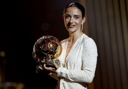 Aitana Bonmatí, con el Balón de Oro el pasado 28 de octubre en París.