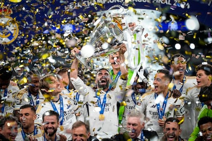 Carvajal levanta la Champions en Londres rodeado de sus compañeros el 1 de junio tras derrotar al Borussia Dortmund en la final.