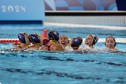 Las jugadoras de la selección femenina de waterpolo celebran el oro conseguido en los Juegos el 10 de agosto tras vencer a Autralia en la final.