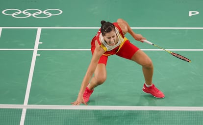 Carolina Marín, en el momento de caer al suelo tras lesionarse en las semifinales de los Juegos de París ante la china Bing Jiao el 4 de agosto.