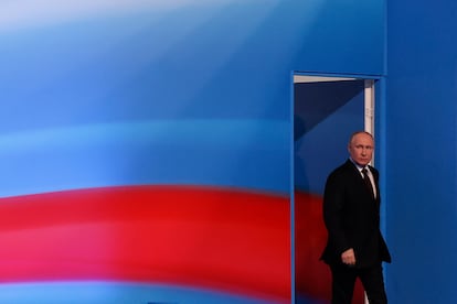 El candidato presidencial ruso y actual presidente, Vladimir Putin, llega para hablar después del cierre de los colegios electorales en el último día de los comicios presidenciales, en Moscú el 17 de marzo de 2024.