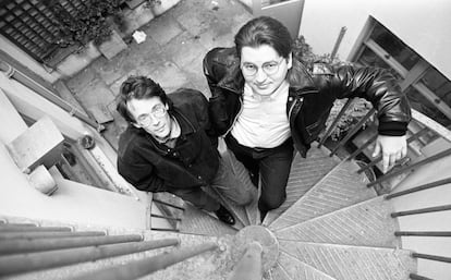 Los padres de la literatura ciberpunk, William Gibson (izquierda) y Bruce Sterling, retratados en Reino Unido en 1992.