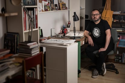 Albert Monteys, guionista y dibujante de cómic, en su estudio compartido con otros ilustradores, en Barcelona.

