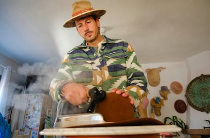 En el taller de Alejandro Mateo se reparten hormas de madera, un par de máquinas de coser o una plancha. 
