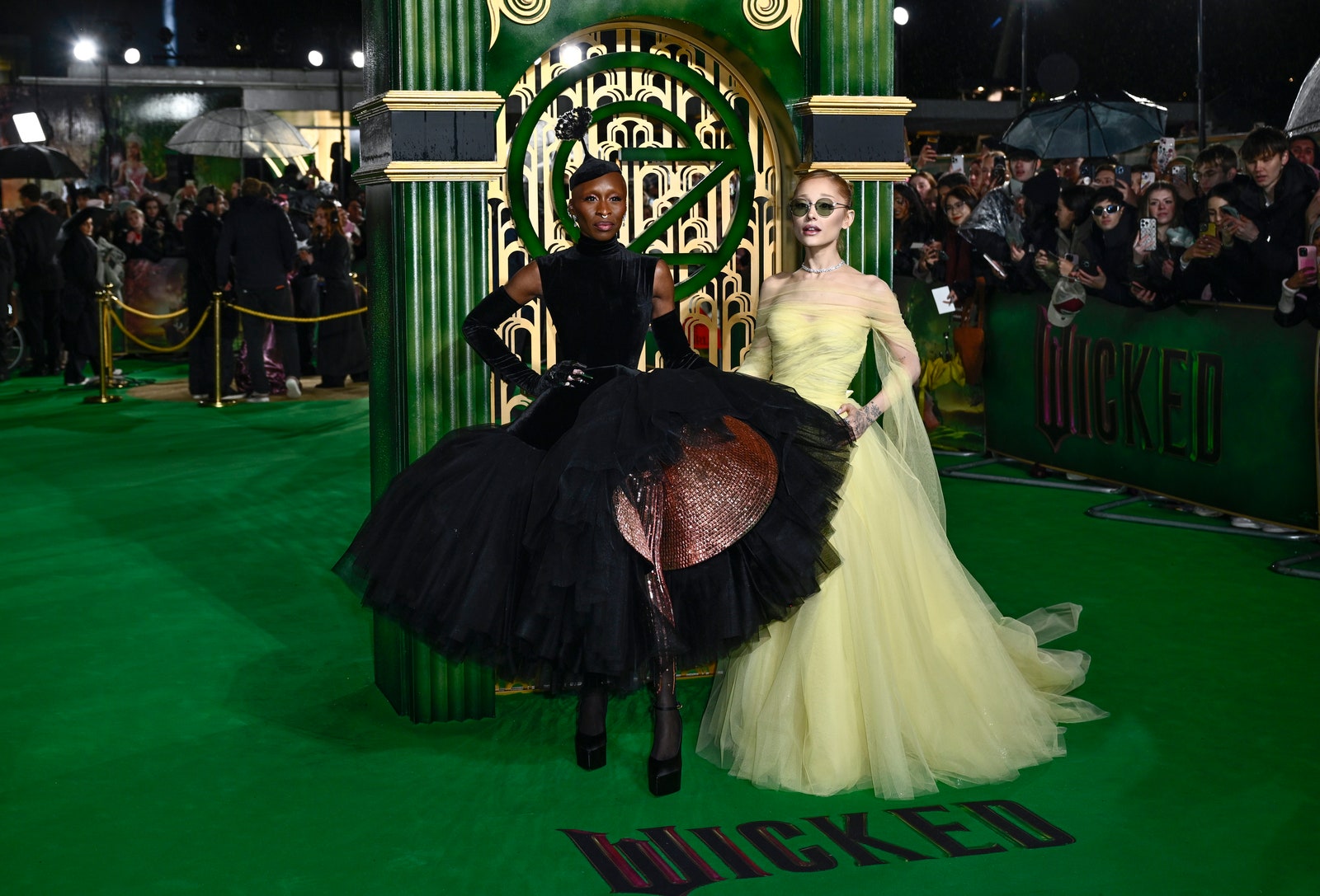 looks de Cynthia Erivo y Ariana Grande en la alfombra roja de Wicked