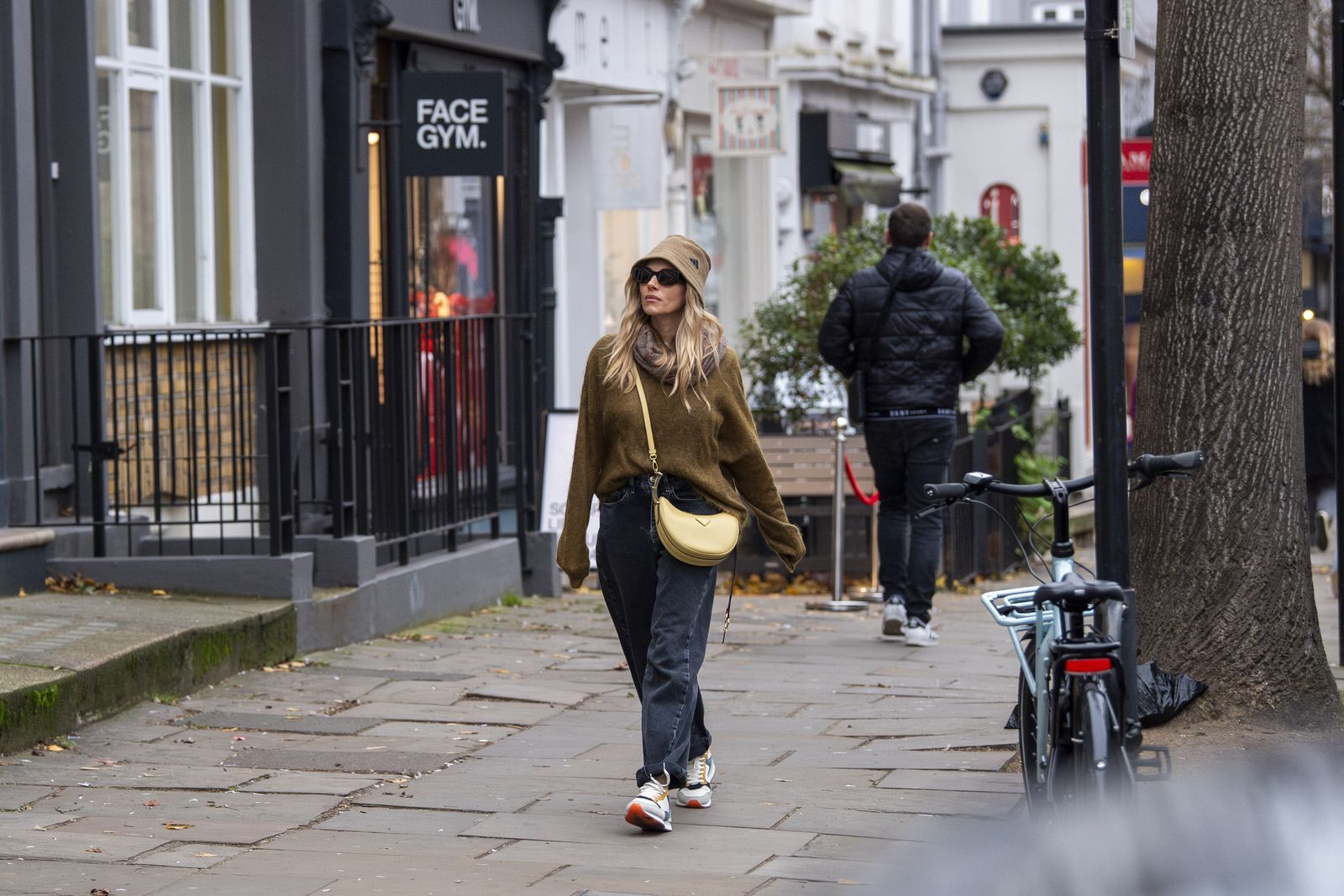 Sienna Miller con zapatillas de la firma española Hoff