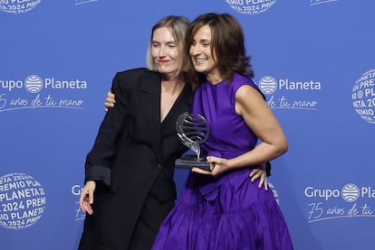 Paloma Sánchez-Garnica (d), ganadora del 73º Premio Planeta con la novela 'Victoria', y la finalista Beatriz Serrano, con la novela 'Fuego en la garganta', posan durante la gala, el pasado 15 de octubre.