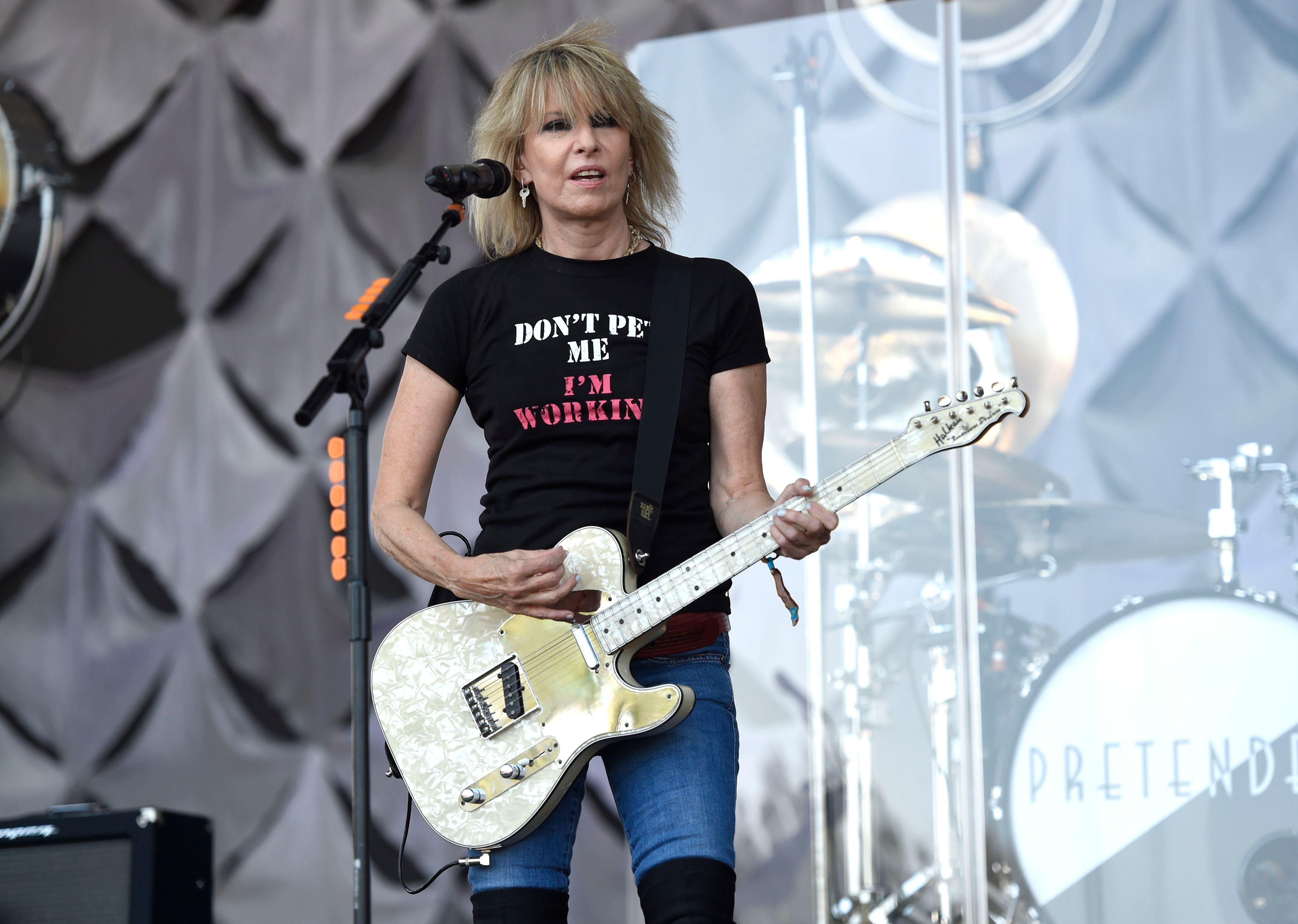 CHRISSIE HYNDE, HASTA EL GORRO DE LOS TELÉFONOS MÓVILES EN LOS CONCIERTOS Chrissie Hynde Previews New Covers LP With Rendition of 'Caroline, No ...