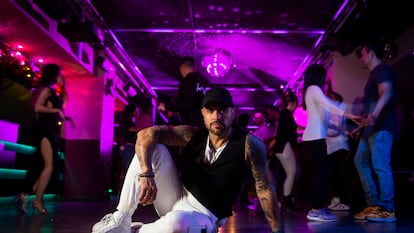 Ely Méndez en la pista de baile de la discoteca madrileña Azúcar.