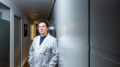 El doctor Manuel Lorenzo Fernández posa en un pasillo de su clínica, Salus.