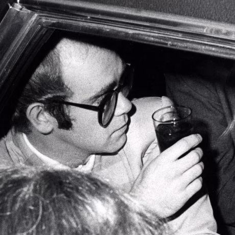 ELTON JOHN CREE QUE ES UN ERROR HABER LEGALIZADO LA MARIHUANA EN ALGUNOS PAÍSES