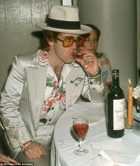 ELTON JOHN CREE QUE ES UN ERROR HABER LEGALIZADO LA MARIHUANA EN ALGUNOS PAÍSES