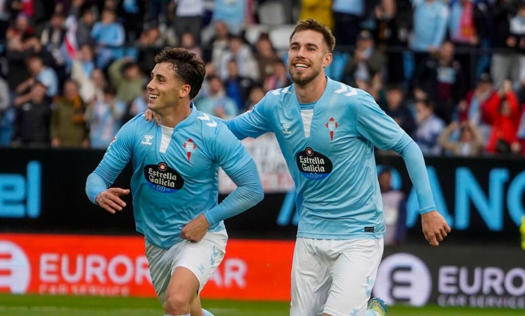 Pablo Durán celebra su segundo gol ante la Real Sociedad con Mingueza.