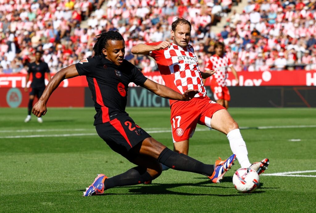 Blind trata de frenar a Koundé en el duelo liguero del Girona ante el Barcelona.