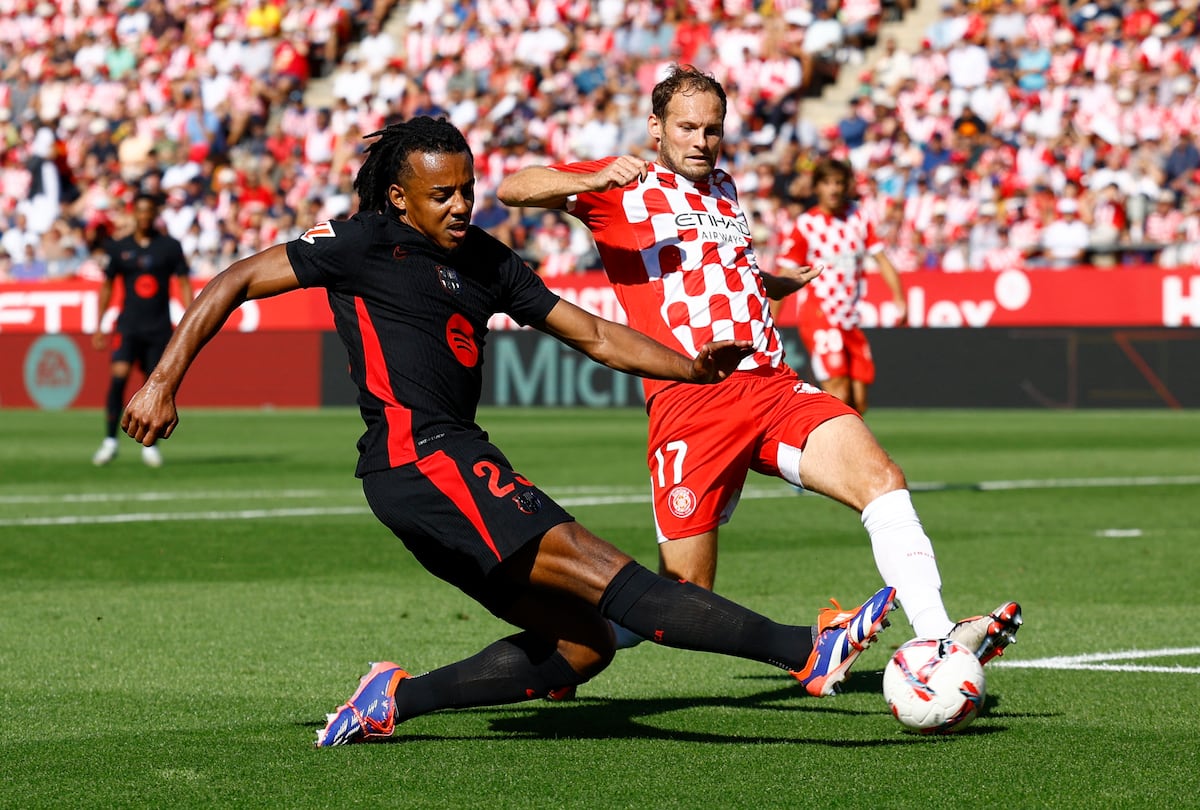 Blind trata de frenar a Koundé en el duelo liguero del Girona ante el Barcelona.