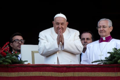 El Papa en el balcón central de la basílica de San Pedro del Vaticano, este miércoles.