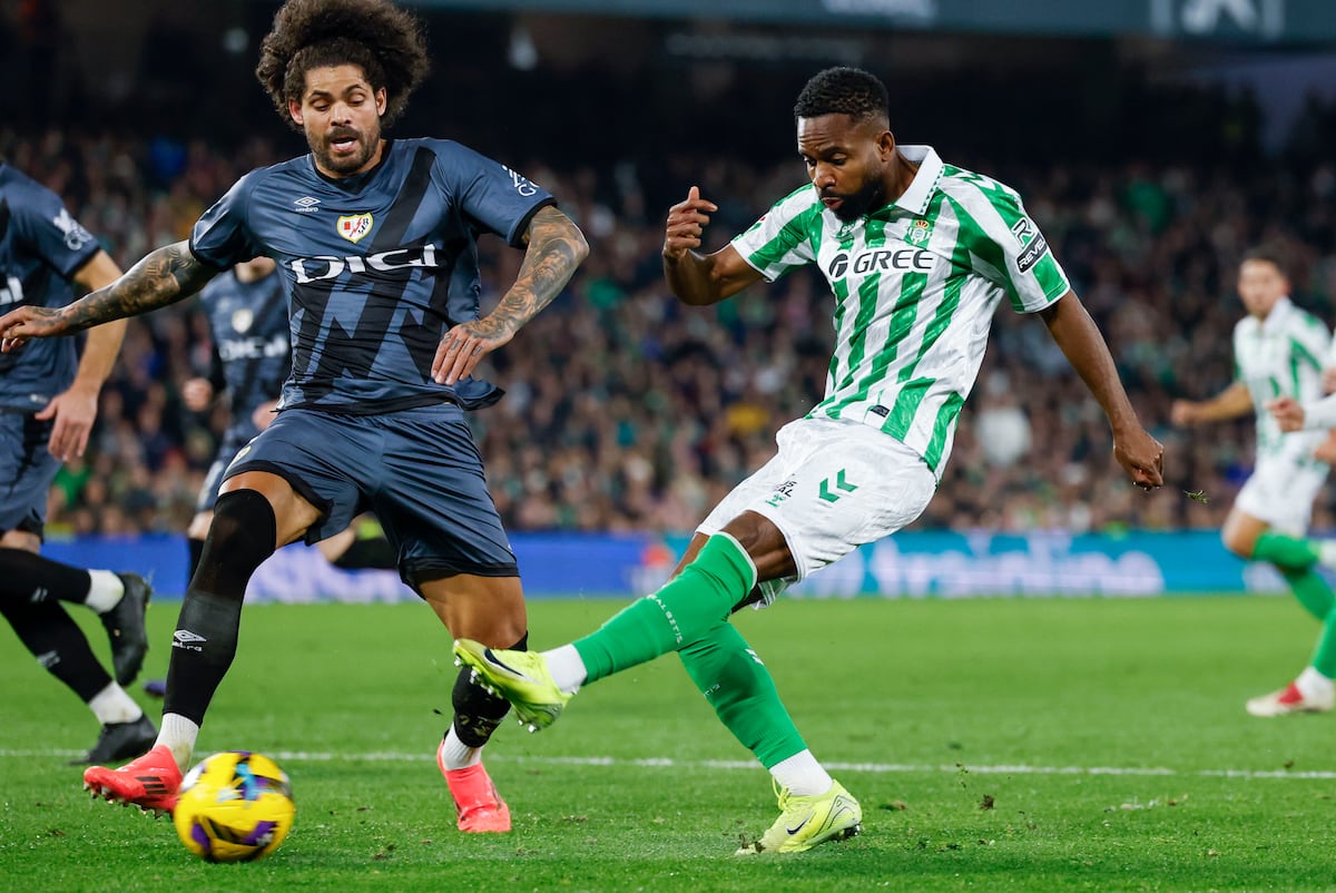 El delantero del Betis Bakambu dispara a la puerta del Rayo ante la oposición de Aridane.