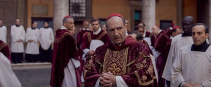 Ralph Fiennes, en una imagen de la película 'Cónclave', de Edward Berger.