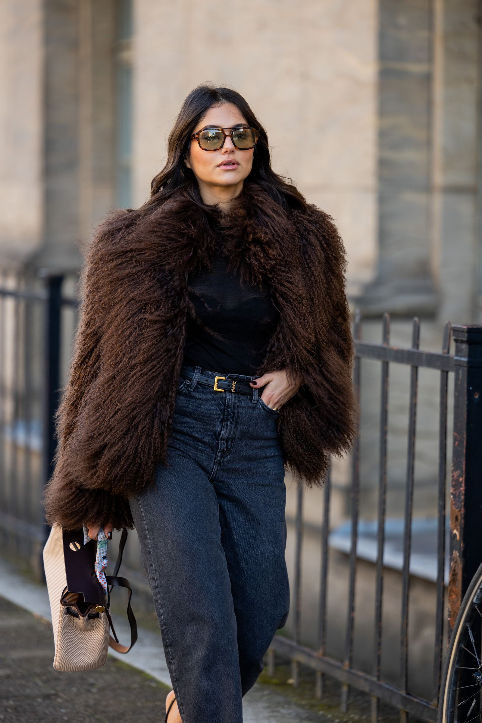Look con un abrigo corto de pelo marrón