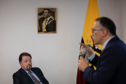 El cónsul de Ecuador, Patricio Garcés Ramírez, escucha al abogado durante la jornada.
