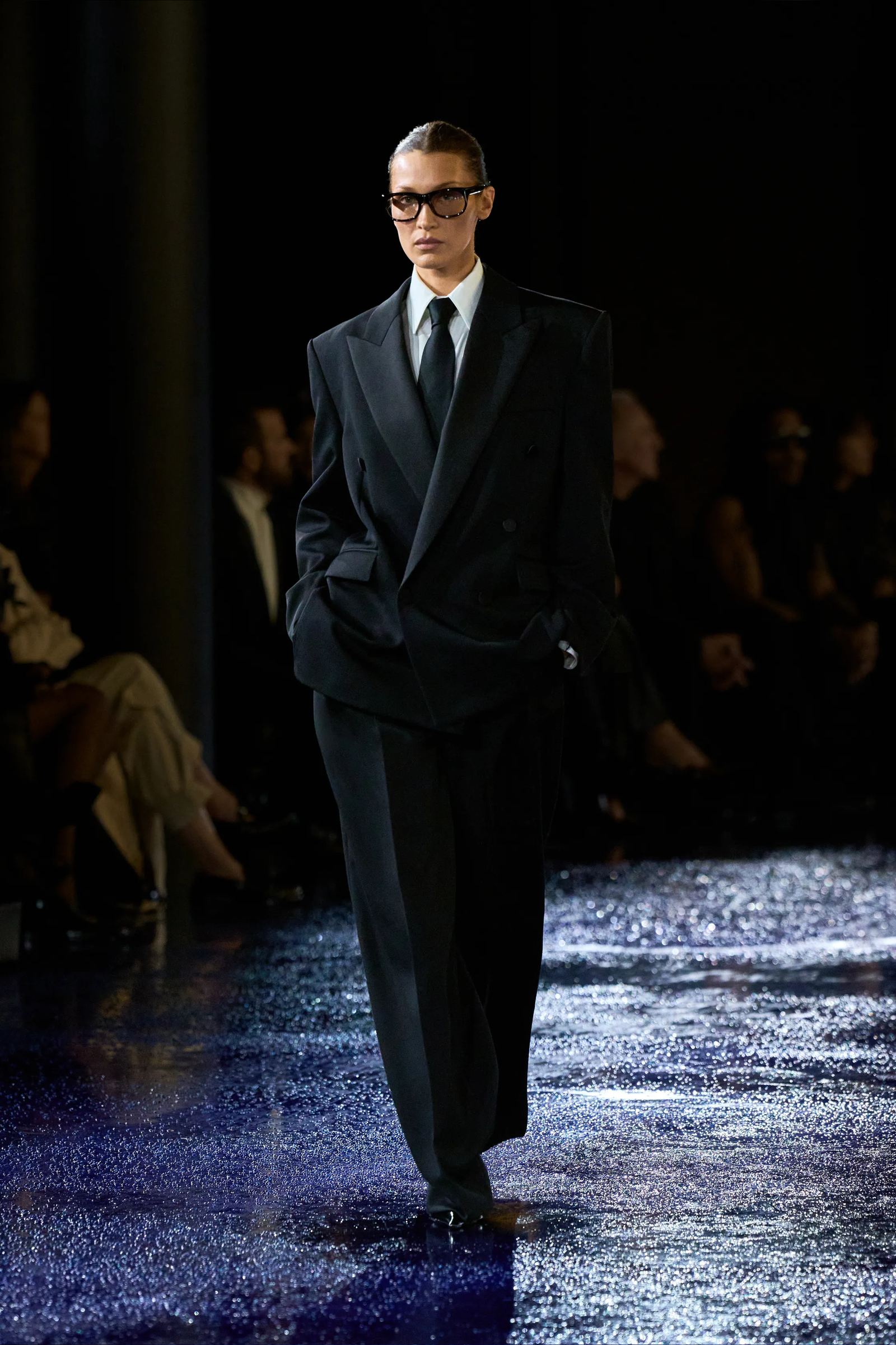 Bella Hadid en Saint Laurent primaveraverano 2025.