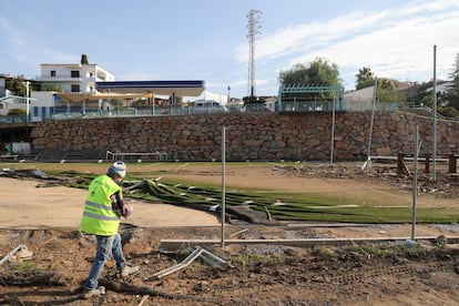 Un operario realiza tareas de limpieza en el campo de fútbol de Benamargosa.
