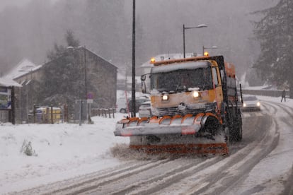 Una máquina quitanieves trabaja en Roncesvalles (Navarra), este domingo. 