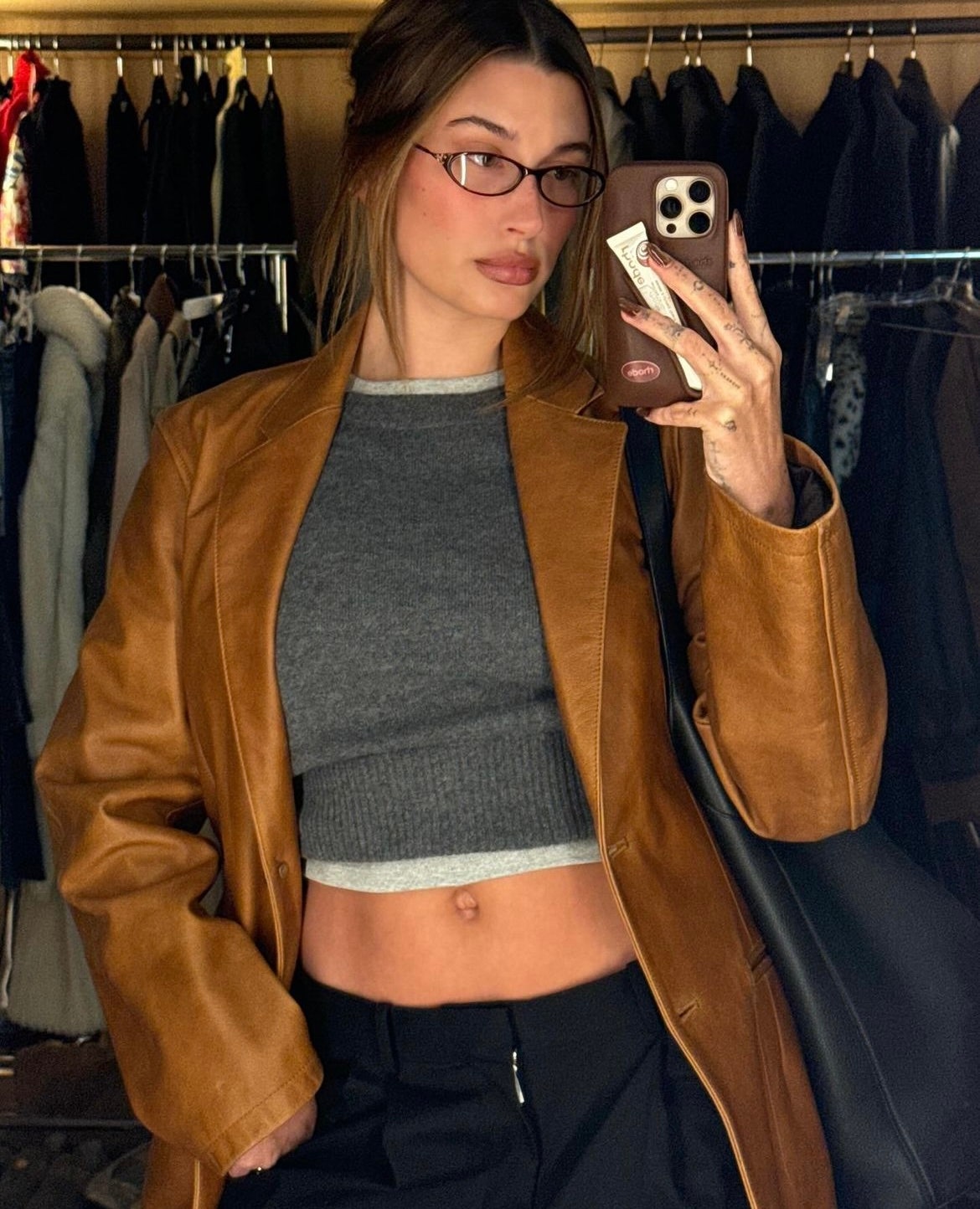 Hailey Bieber gafas bayoneta miu miu