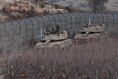 Tanques israelíes en la valla de seguridad entre Israel y Siria, cerca de la aldea de Majdal Shams.