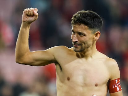 Navas se despide de la afición hoy en el estadio Sánchez-Pizjuán de Sevilla.