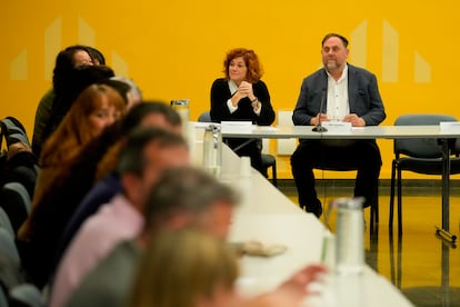 El presidente de ERC, Oriol Junqueras, y la secretaria general, Elisenda Alemany, durante la Ejecutiva del partido, este lunes.
