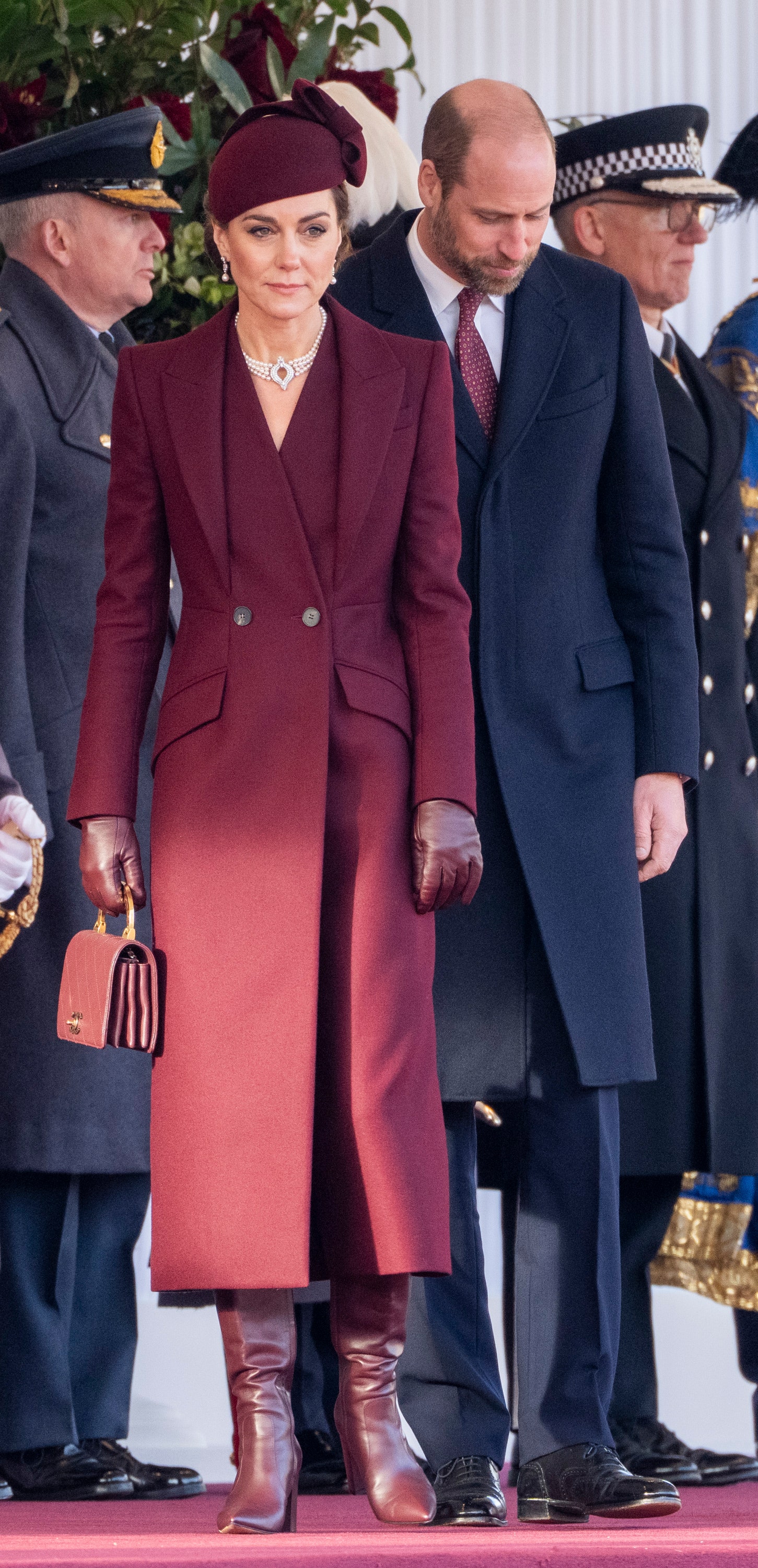 Kate middleton con botas altas granates