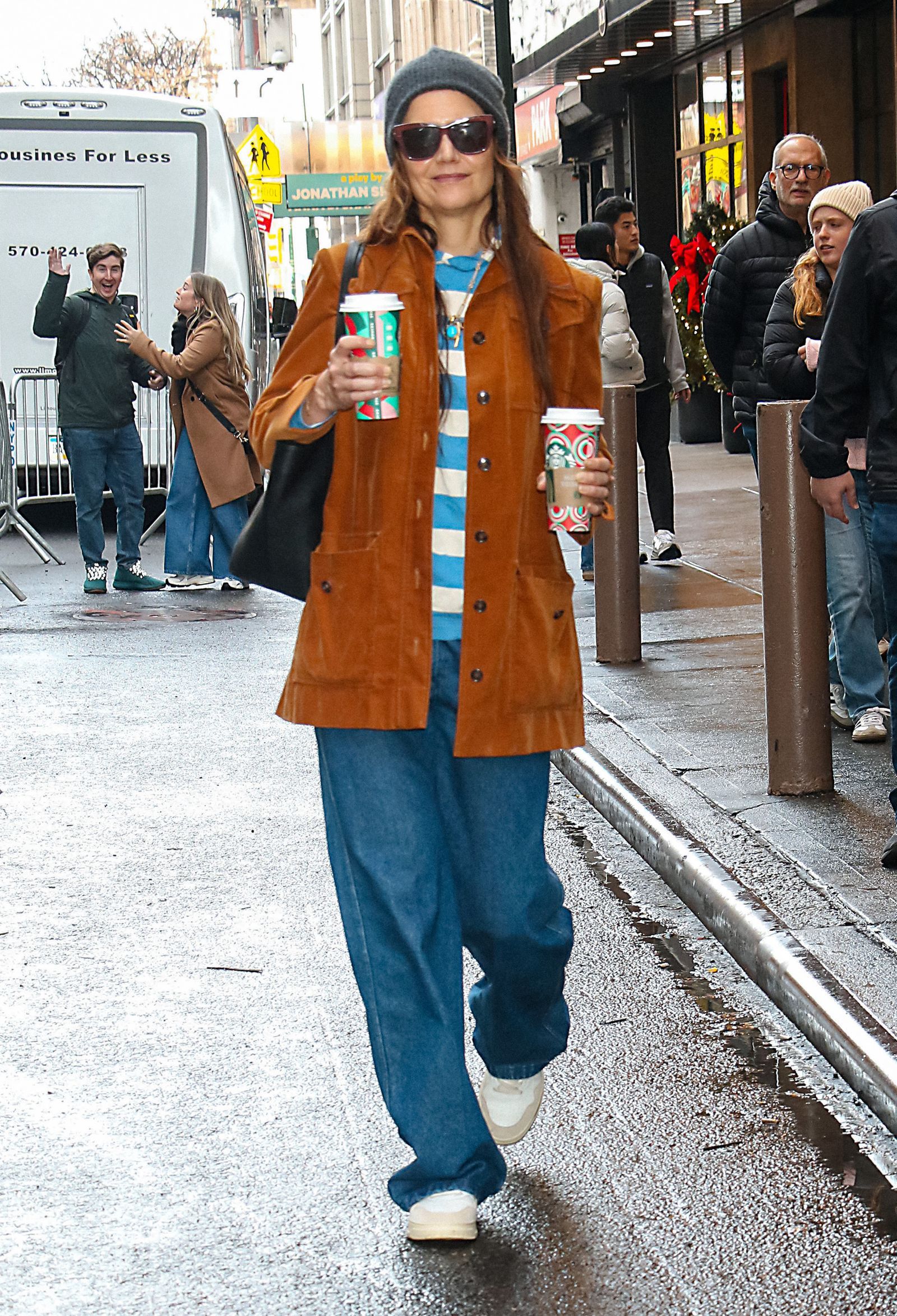 katie holmes con un abrigo de padre marrón