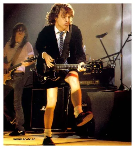LA VERDAD DE POR QUÉ ANGUS YOUNG APARECE COMO UN CHICO DE ESCUELA