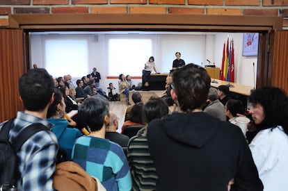 Alumnos, docentes y trabajadores de la Complutense durante la asamblea celebrada el miércoles en la Facultad de Ciencias Políticas.