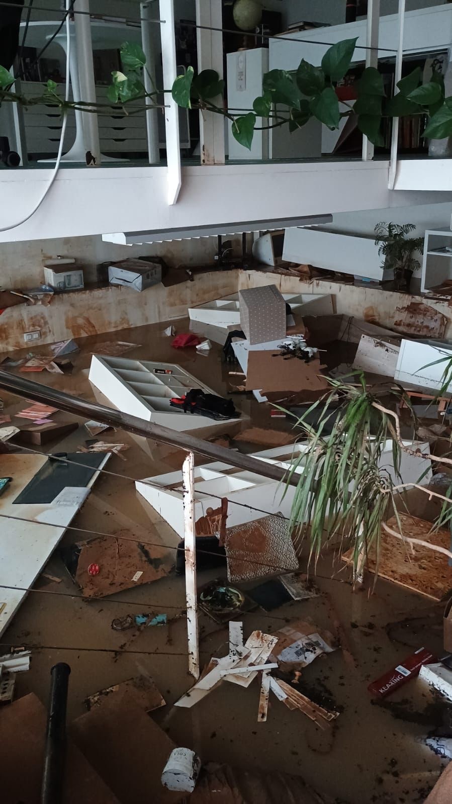 La Grúa Estudio la dupla creativa consagrada al mundo del cómic que ilustrar la realidad y las consecuencias de la DANA