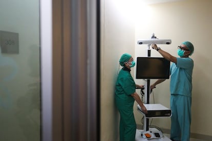 Un hospital prepara una cirugía de rodilla que usará un sistema robótico e inteligencia artificial en un hospital de Indonesia, en junio de 2024. El sistema es más preciso y reduce el dolor posoperatorio.
