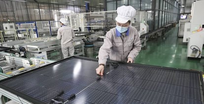 Una fábrica de paneles solares for export, in Lianyungang (Jiangsu province, China).
