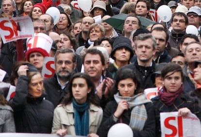Manifestación del colectivo pro castellano Galicia Bilingüe, en Santiago de Compostela, en febrero de 2009, con diversos cargos del PP y el propio Alfonso Rueda entre sus filas.